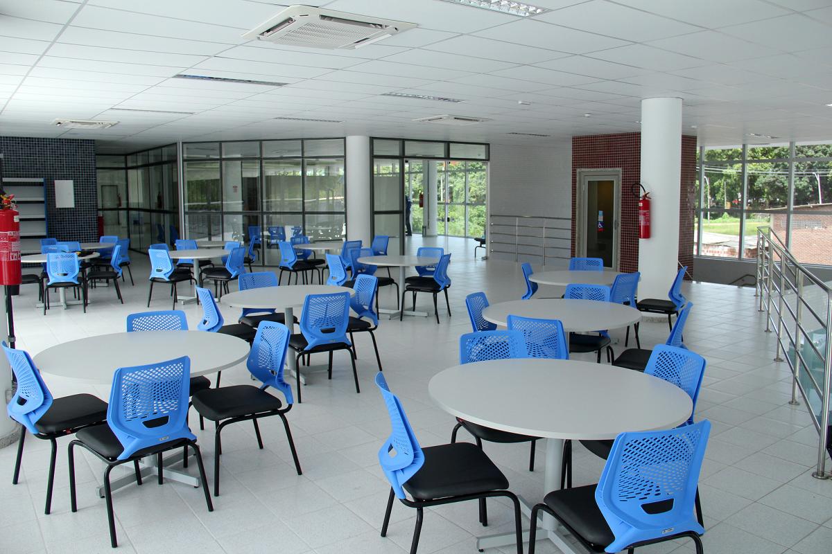 foto de mesas e cadeiras do salão de leitura