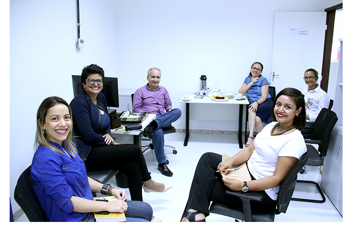 vice-reitor e equipe da biblioteca