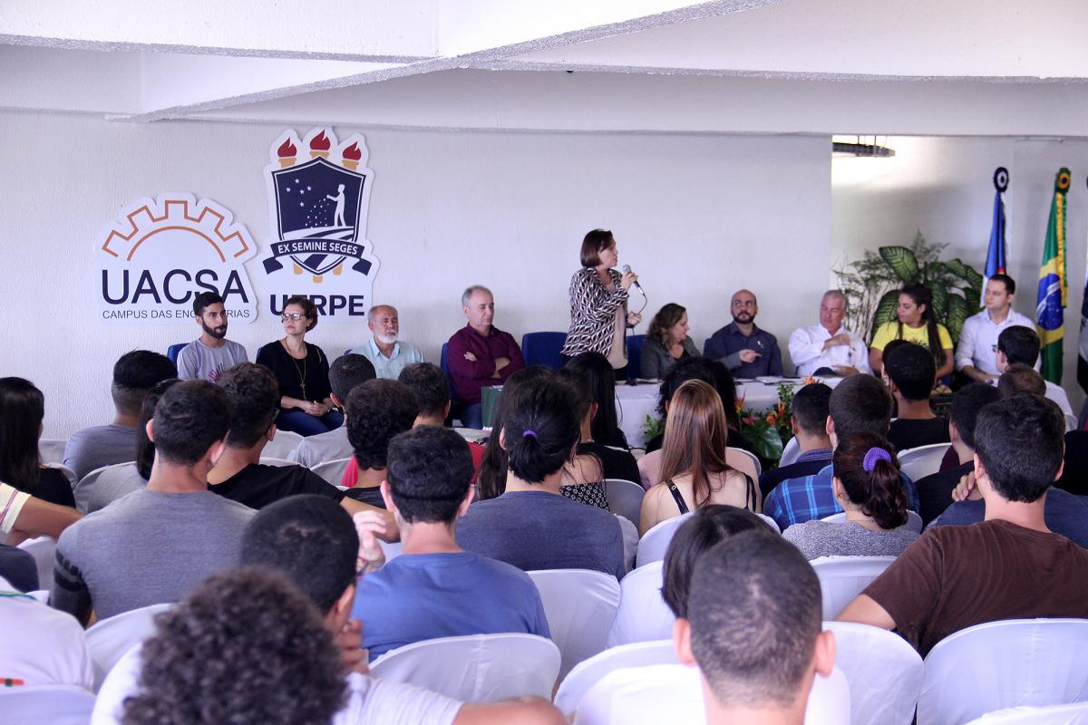 Reitora da UFRPE, Maria josé de Sena, fala ao microfone