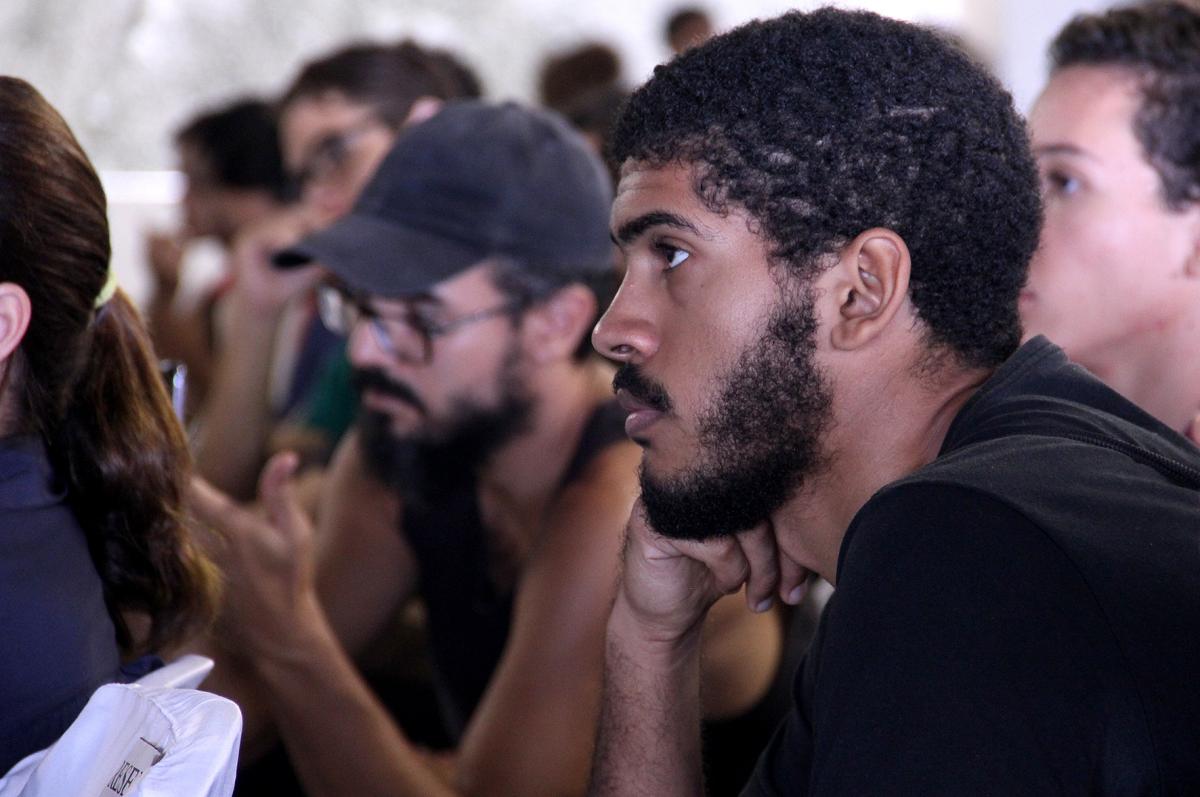 Estudante prestando atenção durante aula inaugural no Cabo