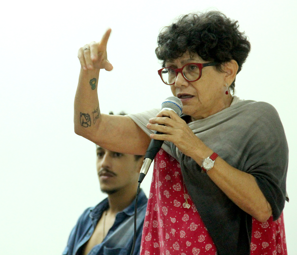 Professora Jozélia Bezerra falando ao microfone