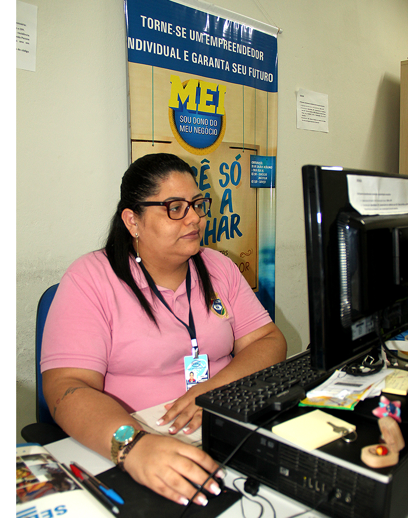 Funcionária do Espaço Sebrae/UFRPE trabalhando no computador