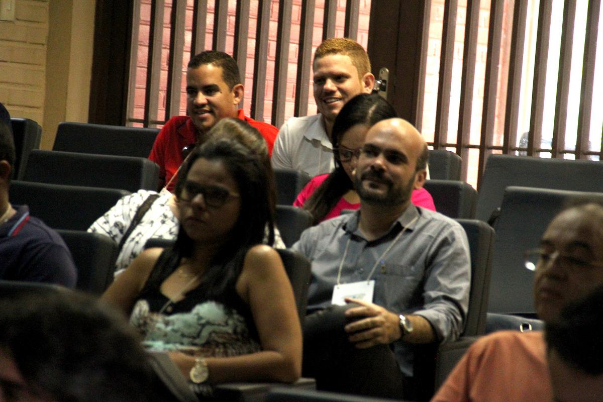 público do auditório assistindo palestras