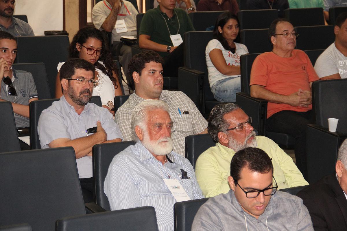 público sentado no auditório assistindo palestras