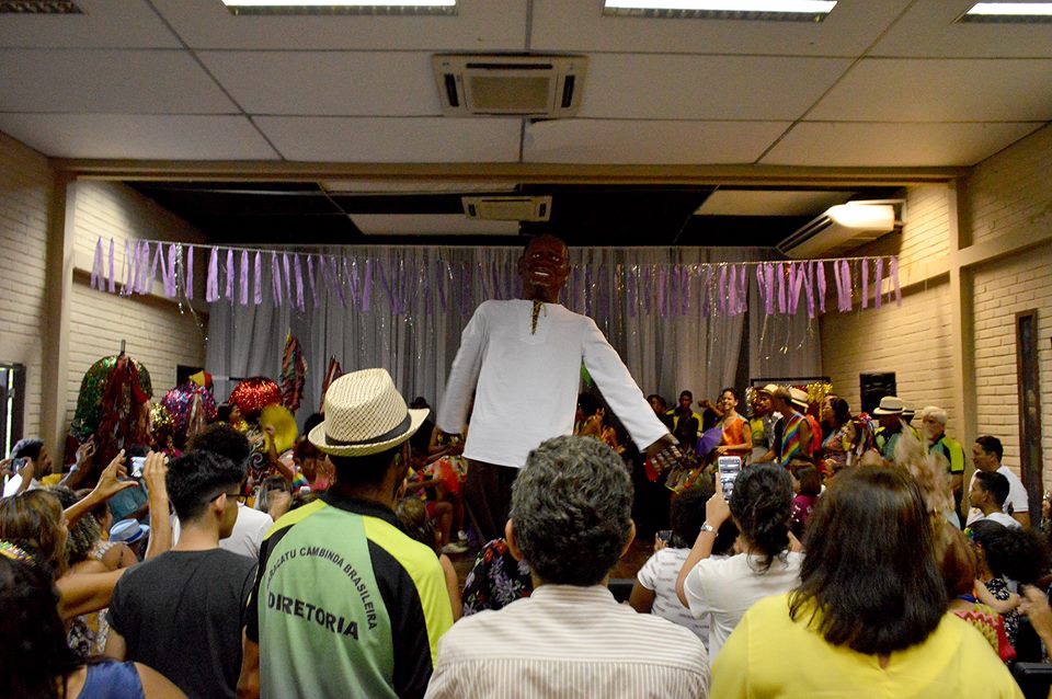 Boneco gigante de Naná Vasconcelos movimenta auditório da Pró-reitoria de Extensão