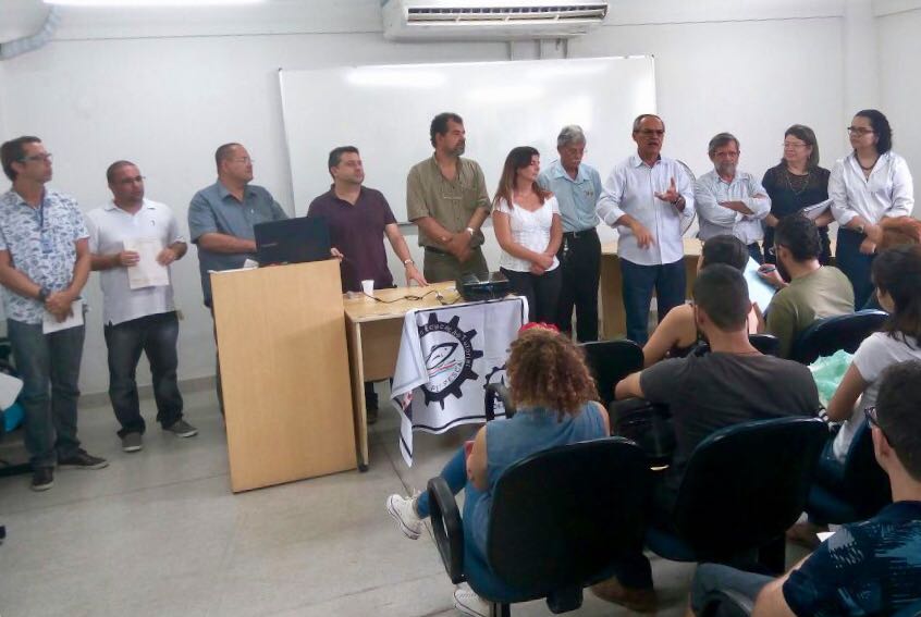 Alunos da Engenharia de pesca com professores e comunidade do Departamento