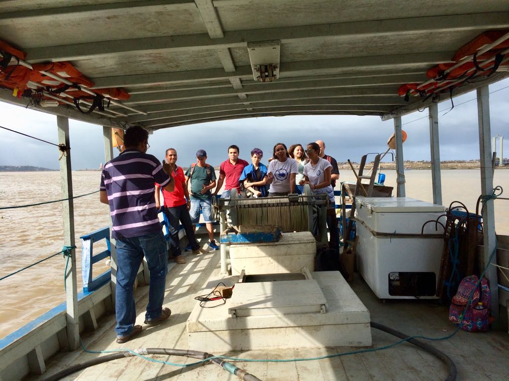Estudantes da pesca no barco sinuelo