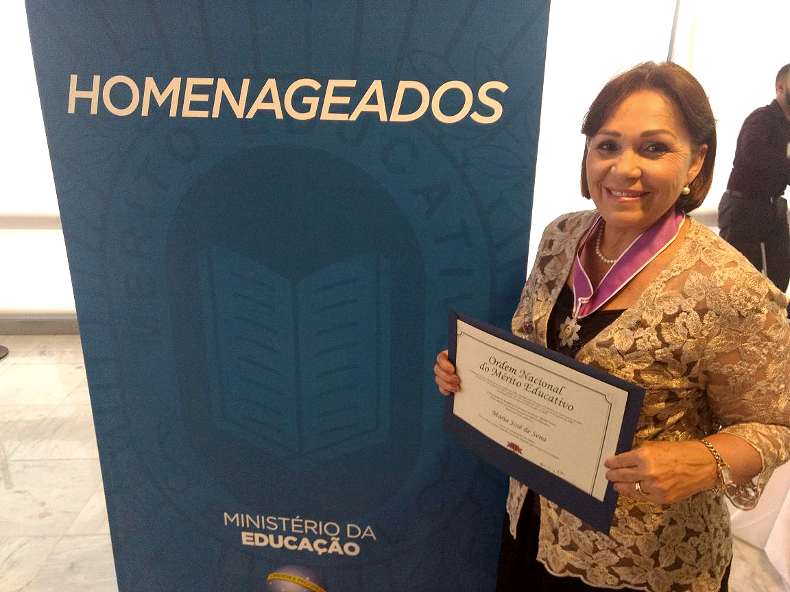 Reitora da UFRPE com placa em homenagem