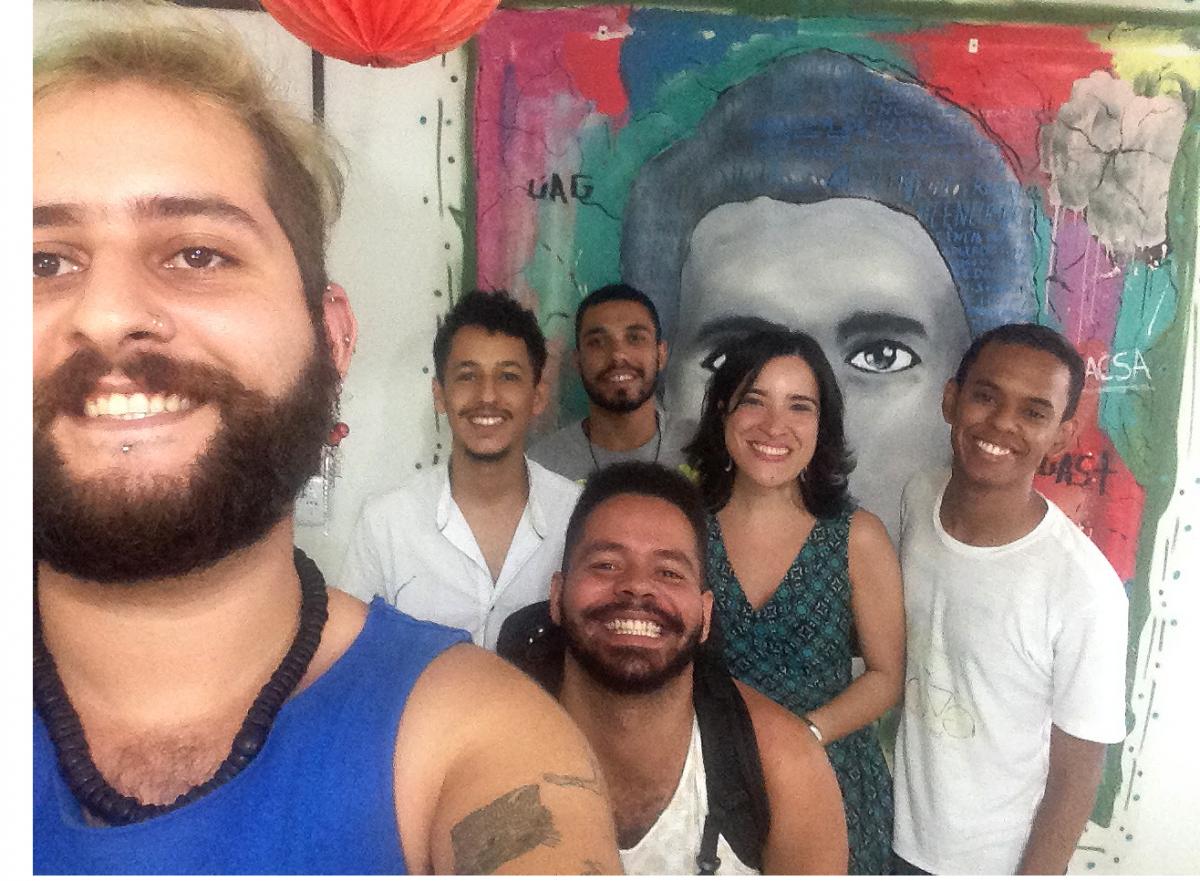 Estudantes do DCE e Pró-Reitora de Planejamento em encontro