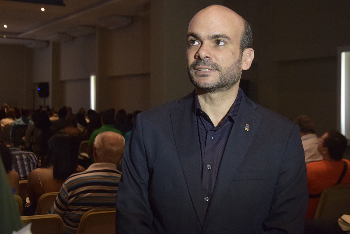 Foto do professor Roberto Albuquerque