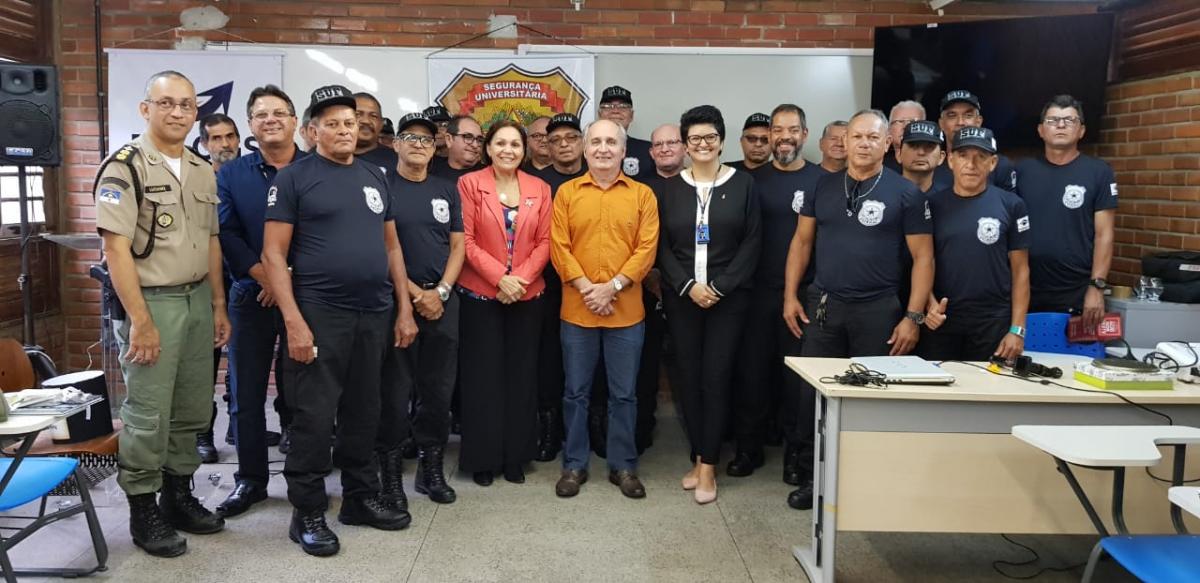 grupo reunido para foto: seguranças da UFRPE, reitora, vice-reitor e policiais militares