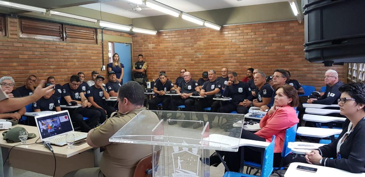 Grupo em sala de aula assistindo palestra