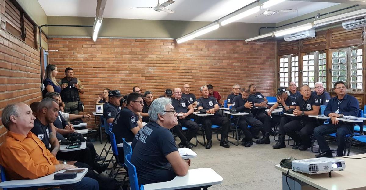 Grupo em sala de aula assistindo palestra