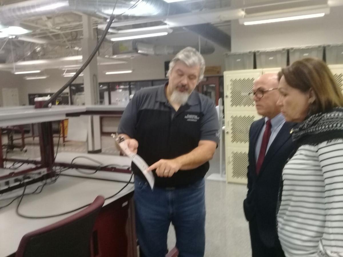 Reitora e pesquisador da universidade do Texas