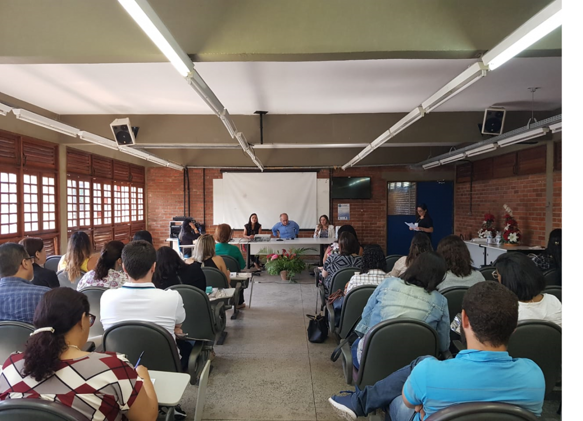 pessoas em sala de aula