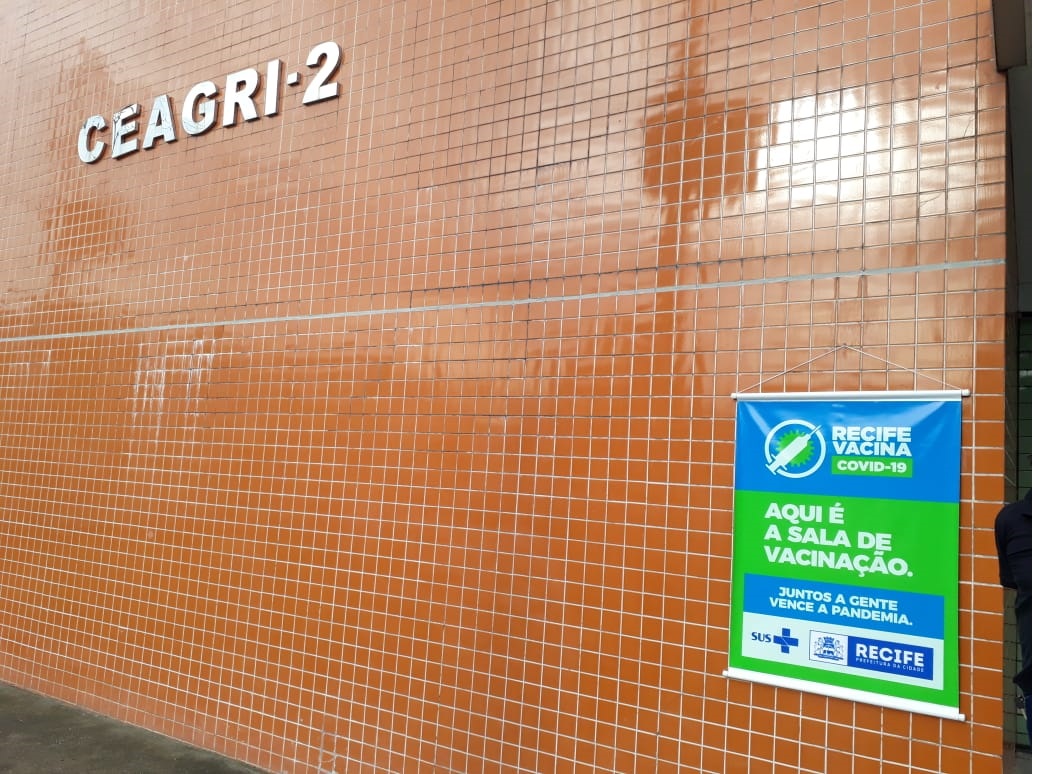 fachada do Ceagri com placa de vacinação