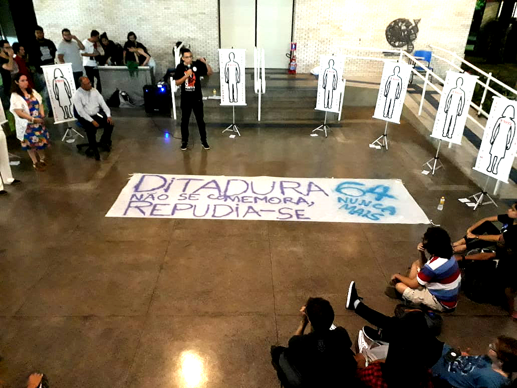 fotos evento com pessoas reunidas