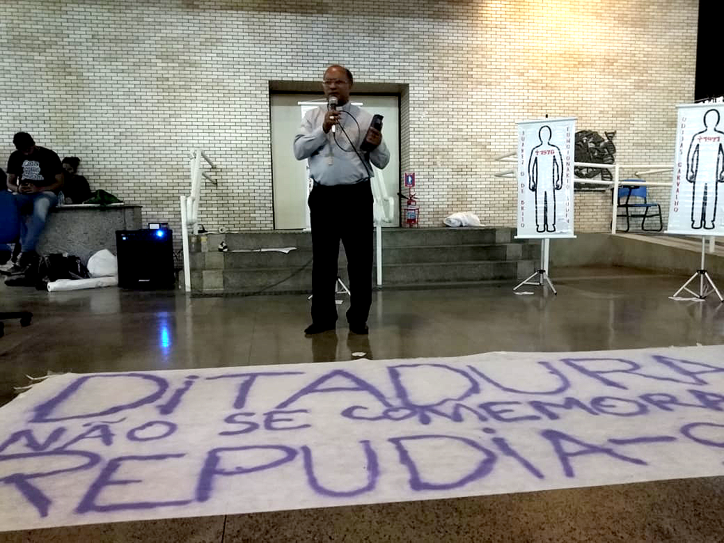 fotos evento com pessoas reunidas