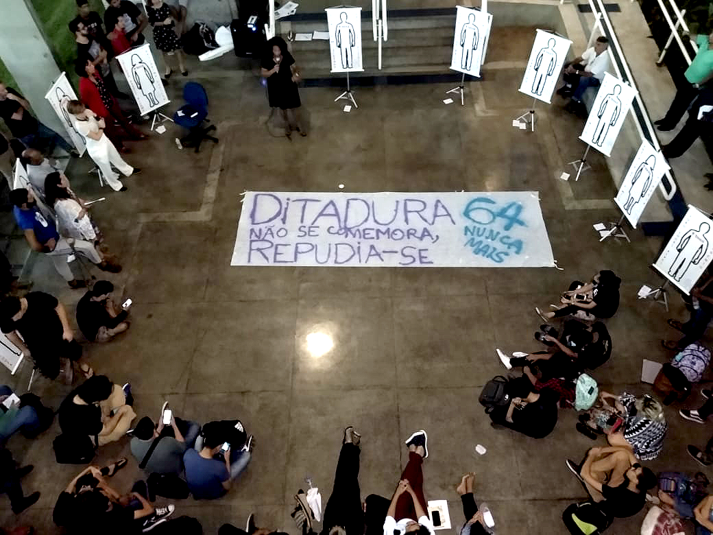 fotos evento com pessoas reunidas