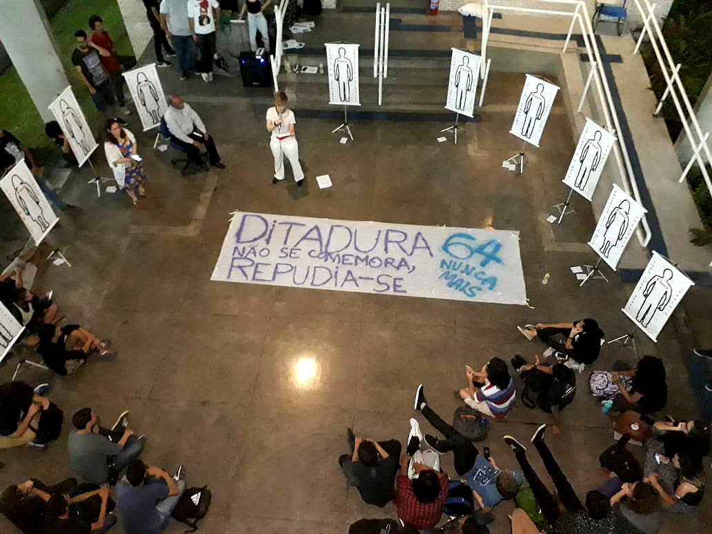 fotos evento com pessoas reunidas