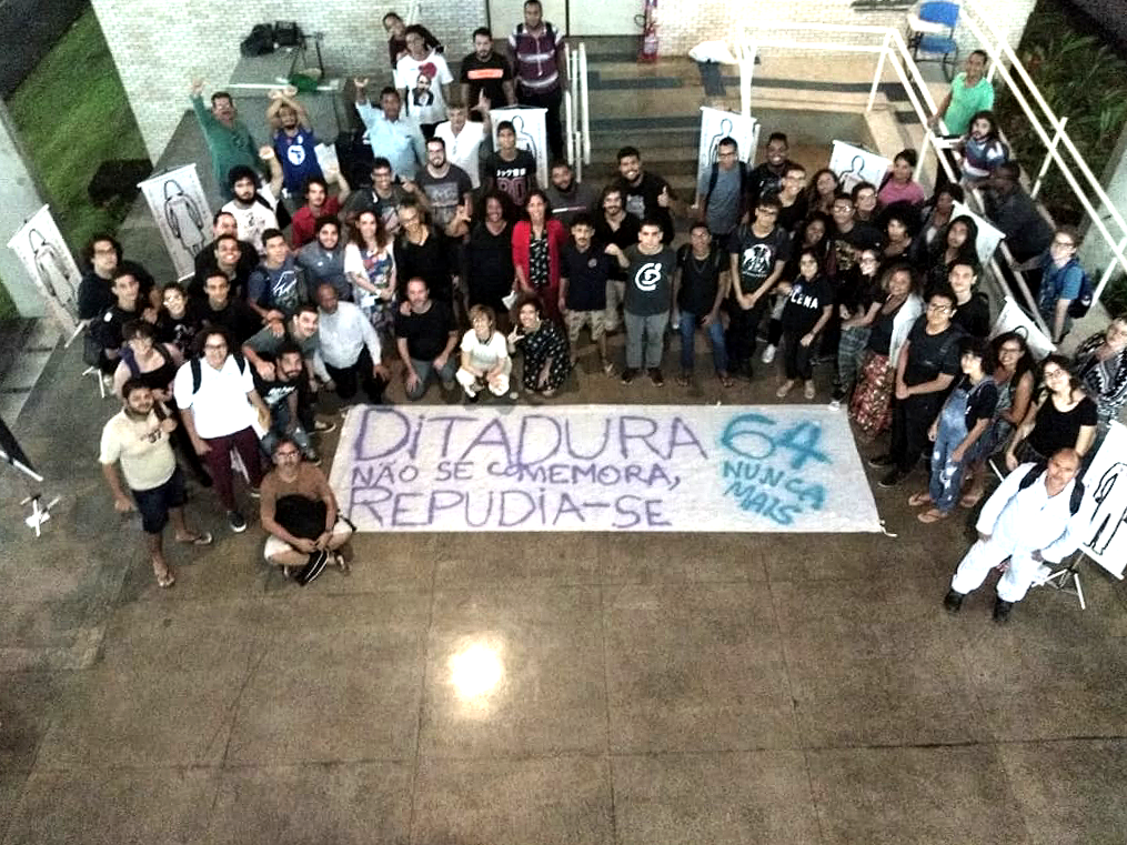 fotos evento com pessoas reunidas