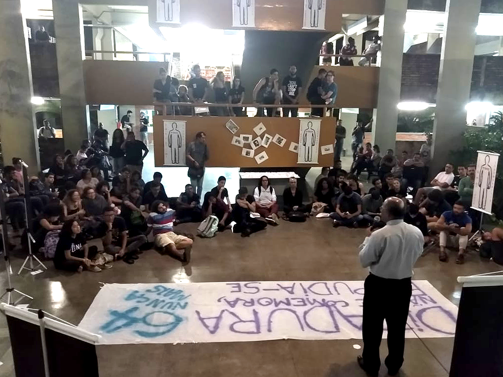 fotos evento com pessoas reunidas