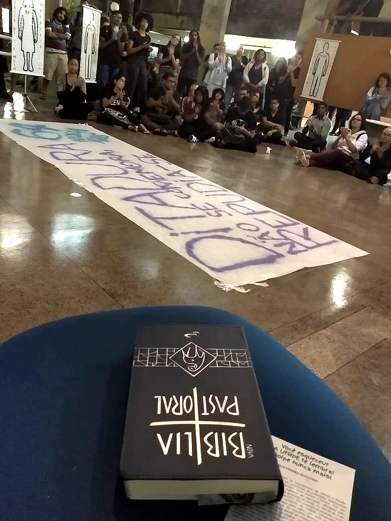 fotos evento com pessoas reunidas