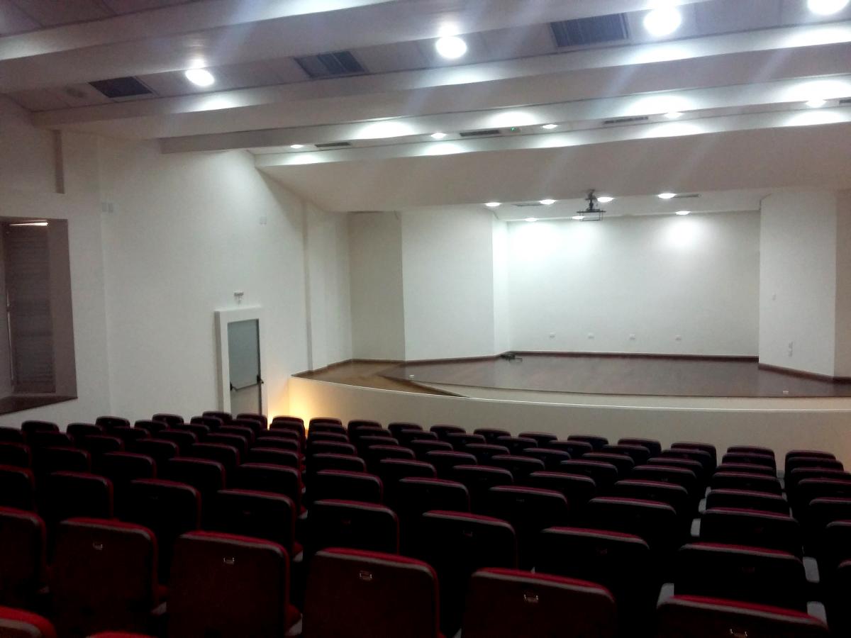 Imagem do auditório do Cegoe. Dos fundos para o palco