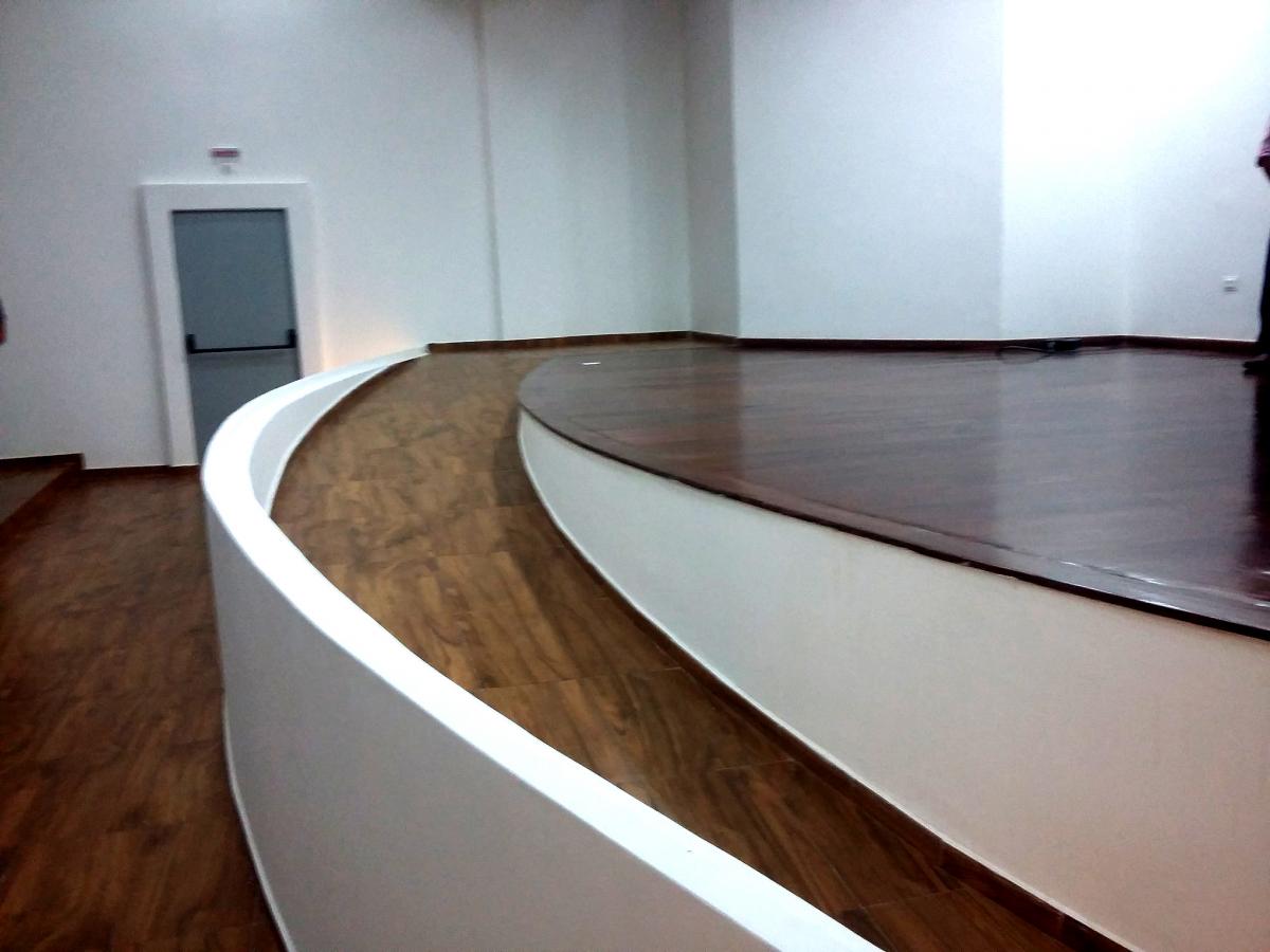 Imagem do palco, com a nova rampa de acessibilidade