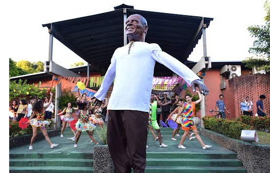 boneco gigante de naná vasconcelos em lançamento em 2018