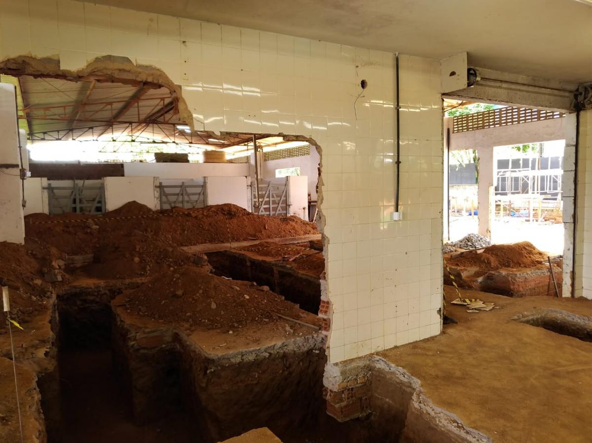 Estrutura interna da clínica de bovinos. Paredes e piso em reforma