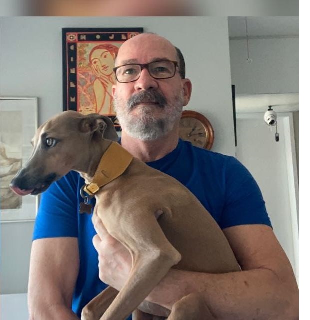 professor Angelo Bras com seu cachorro marrom Kalu