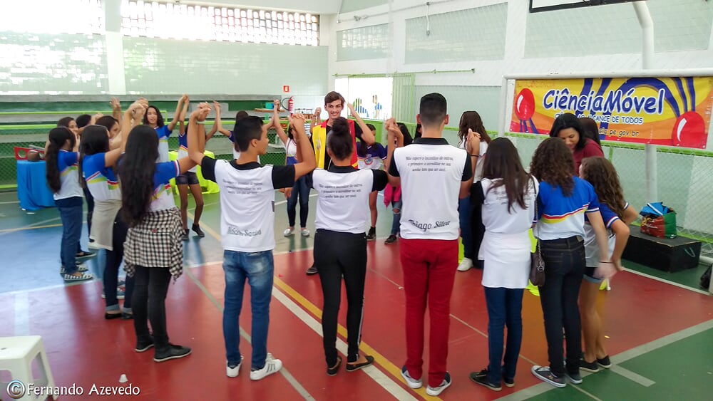 grupo de estudantes interagindo com equipe do espaço ciência 