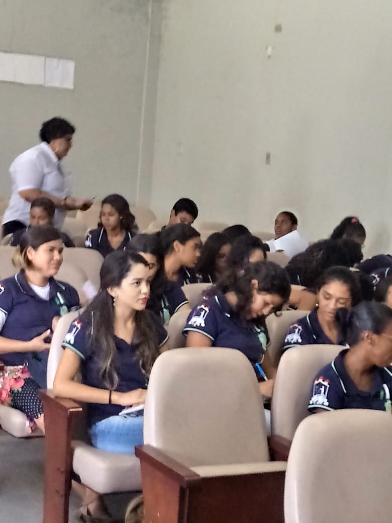palestra sendo realizada num pátio do colégio dom agostinho ikas