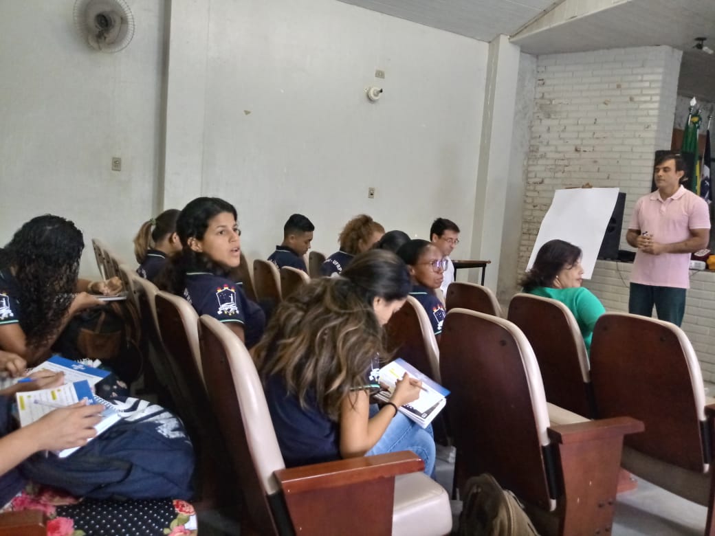 palestra sendo realizada no auditório do colégio do agostinho ikas