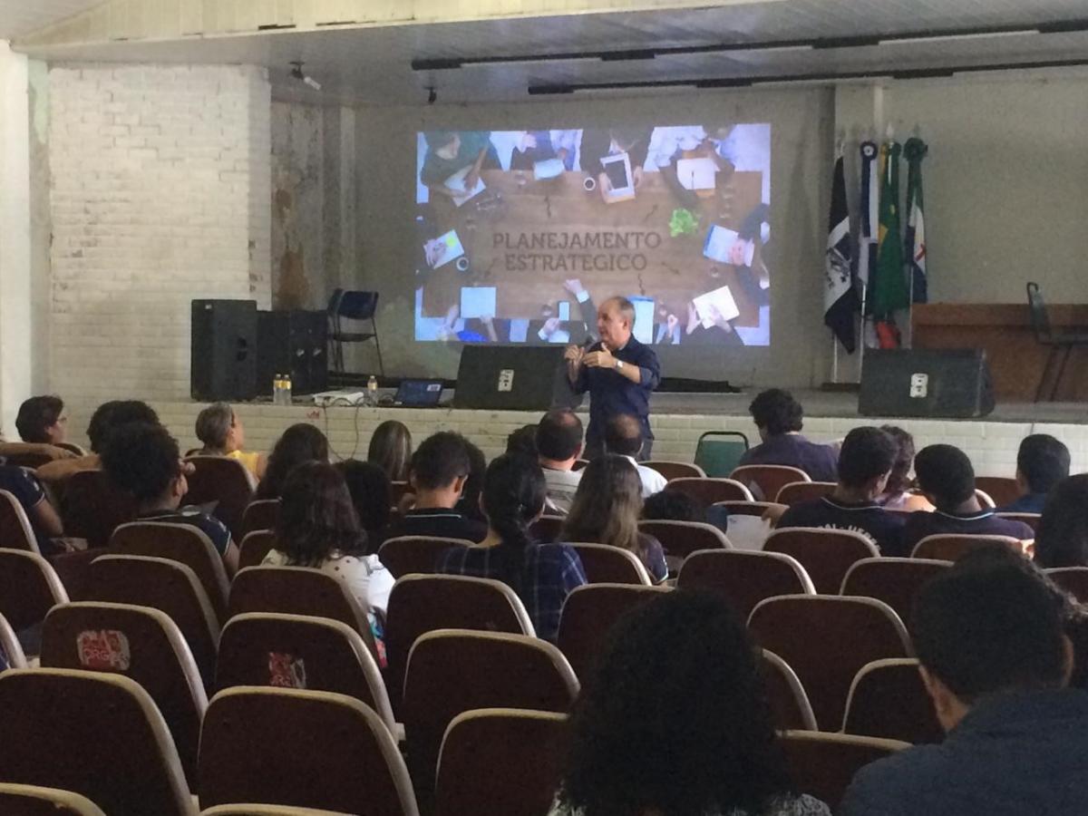 pessoas assistem palestra em auditório