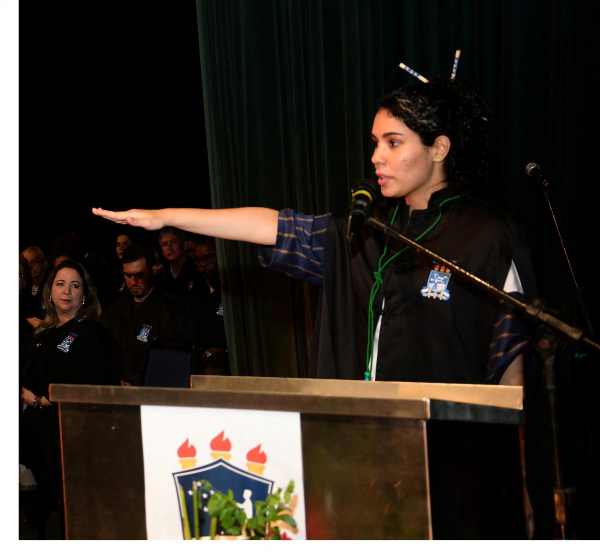 Estudante fazendo juramento durante colação de grau