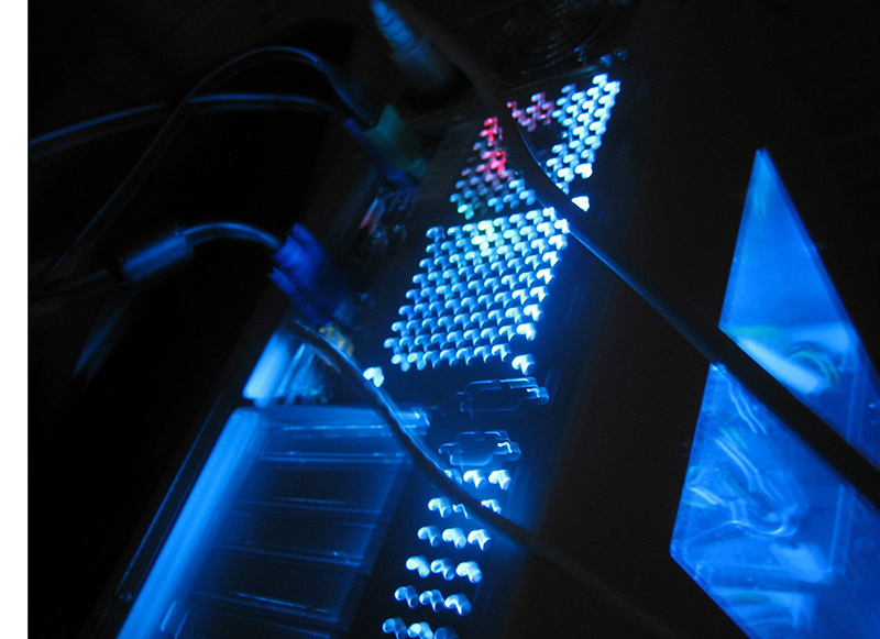 foto de computador com luzes azuis, em ambiente escuro