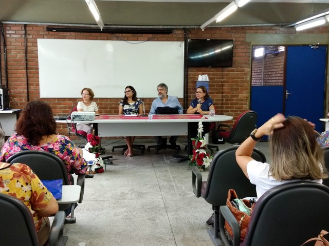 Mesa de abertura do evento