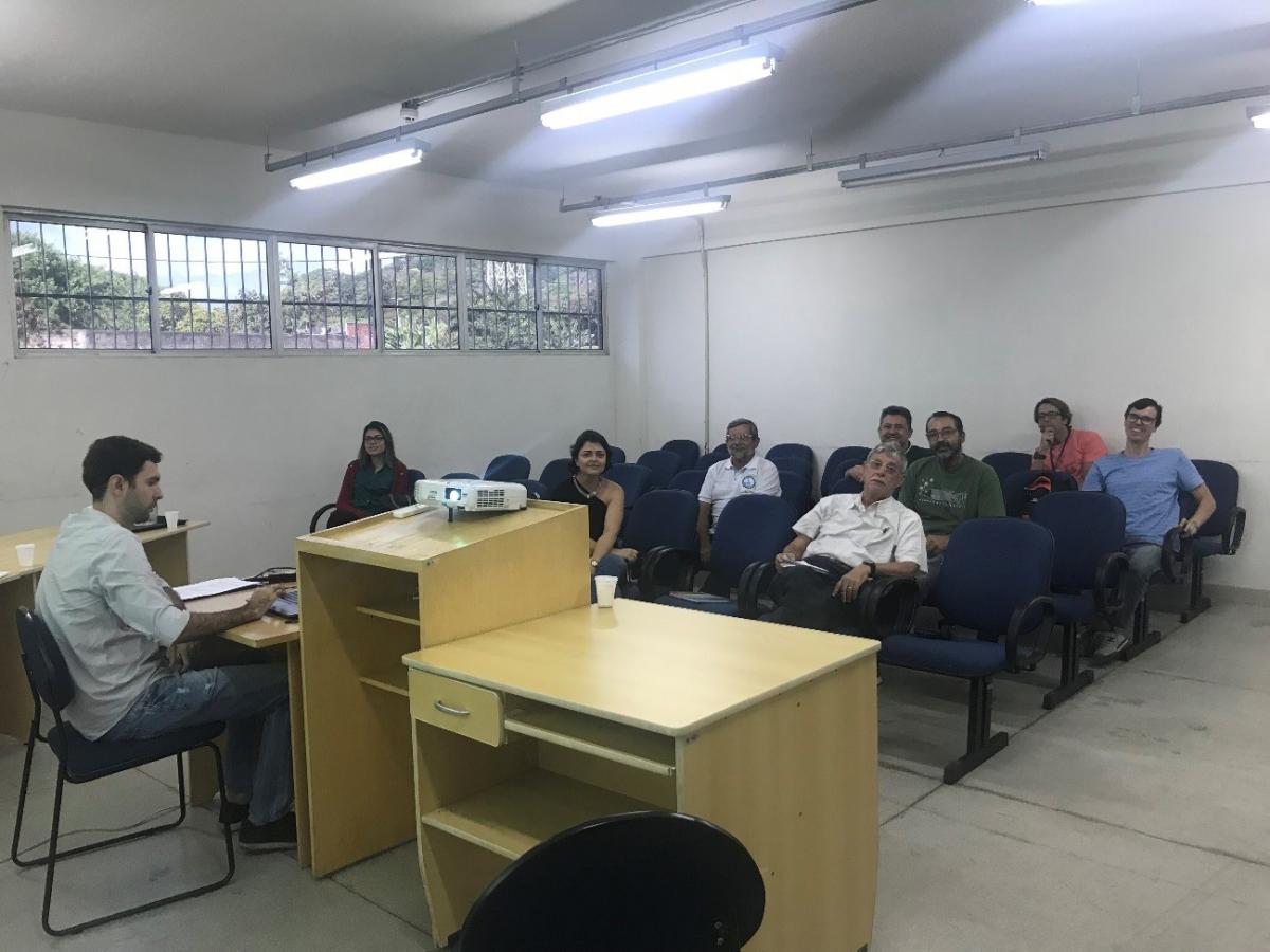 pessoas reunidas em sala de aula