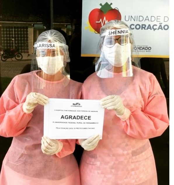 profissionais recebendo doações