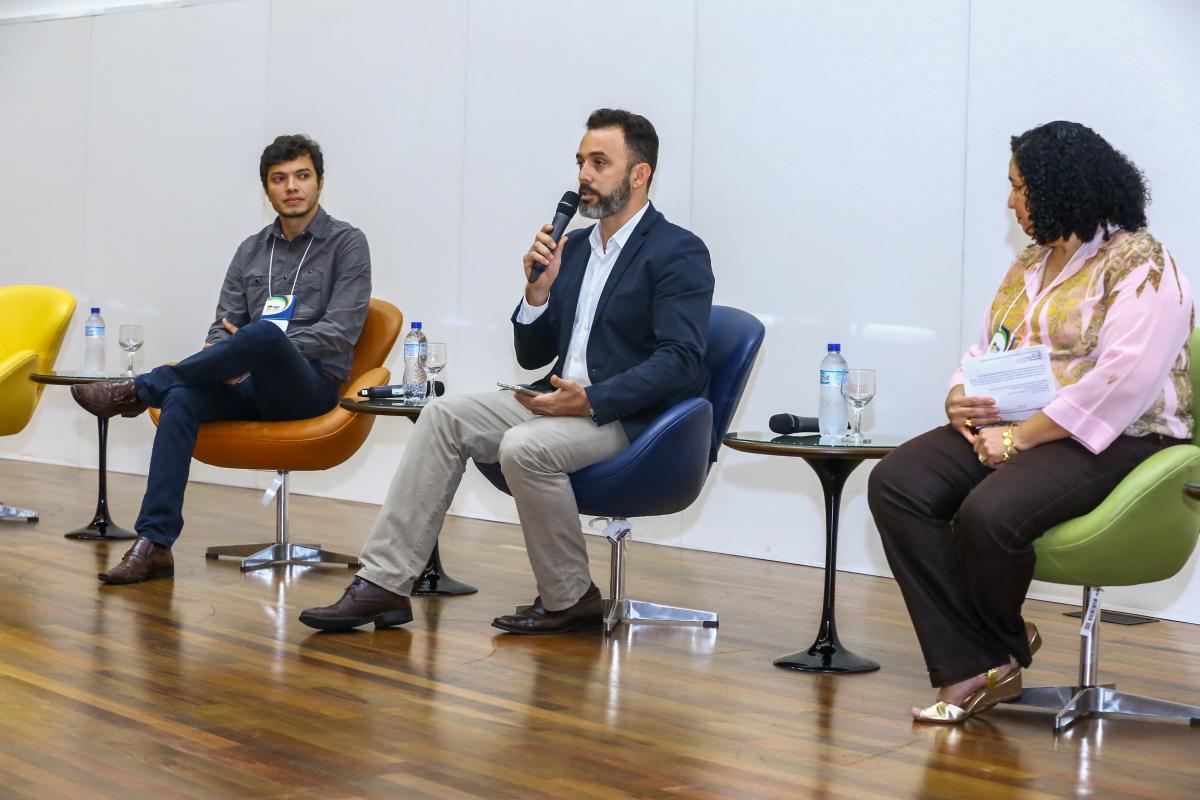 Foto do painel sobre boas práticas com a presença do gestor setorial da UFRPE, Wagner Soares