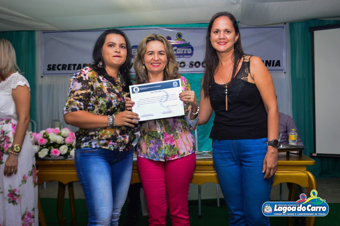 entrega de certificado a participantes da capacitação