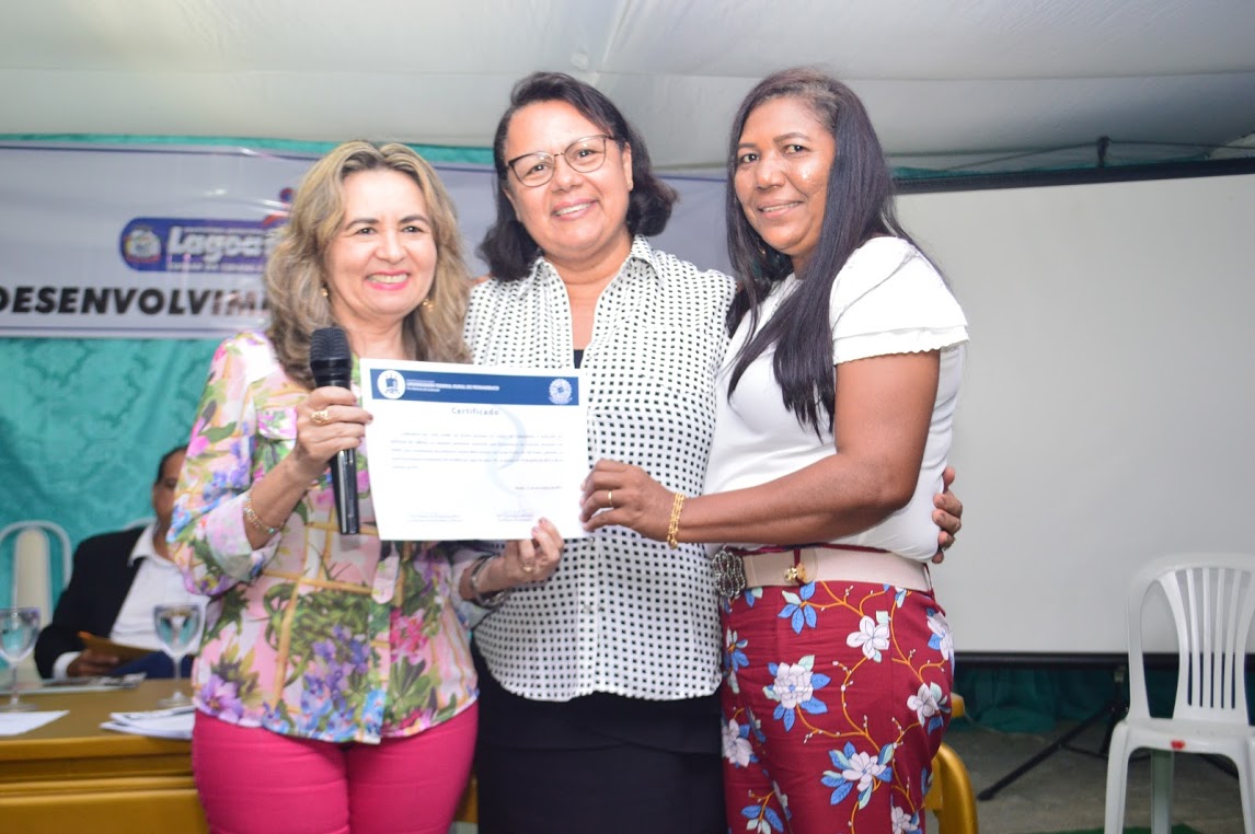 Entrega de certificado a participantes