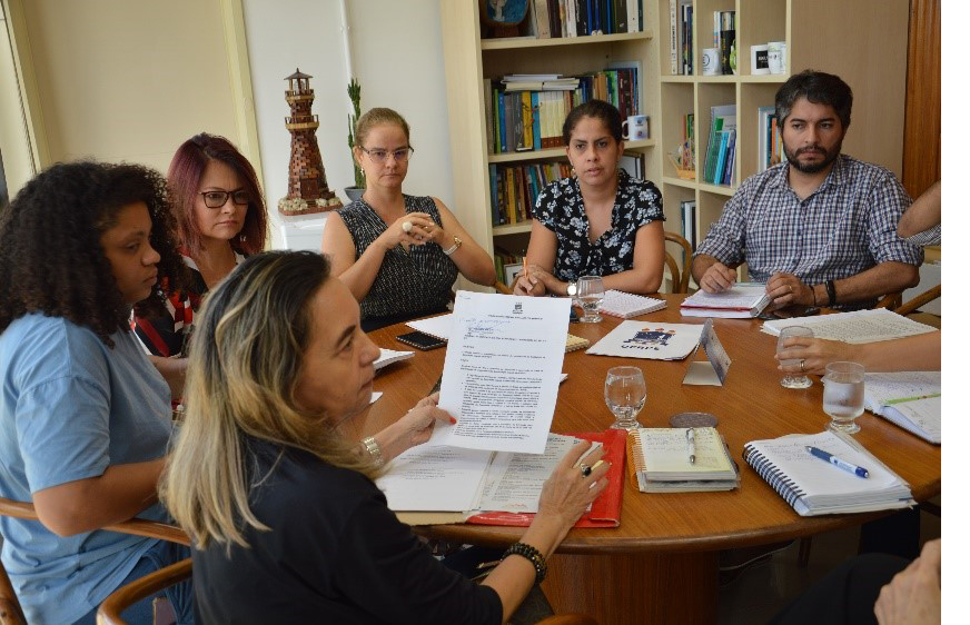 pessoas sentadas em uma mesa