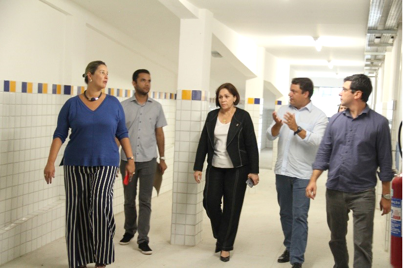 pessoas caminhando dentro da creche