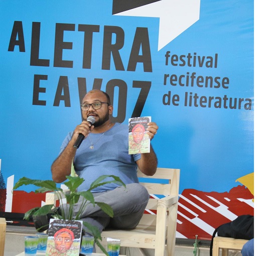 estudante segurando o livro durante festival 