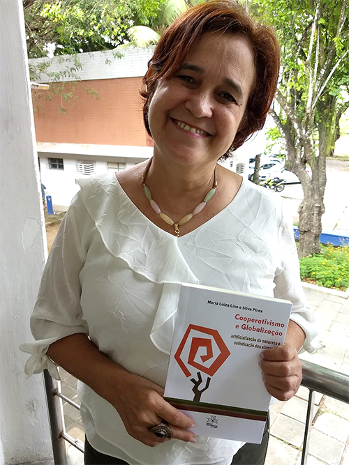 foto da professora maria luiza lins segurando seu livro