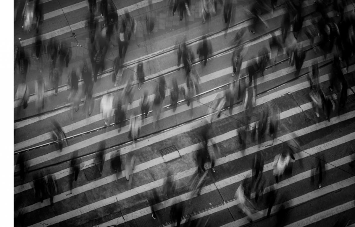 pessoas caminhando na rua