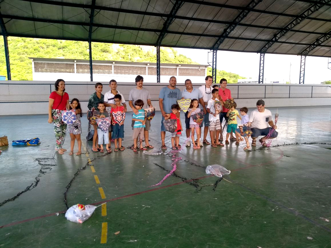 grupo reunido depois de terminar de fazer as pipas